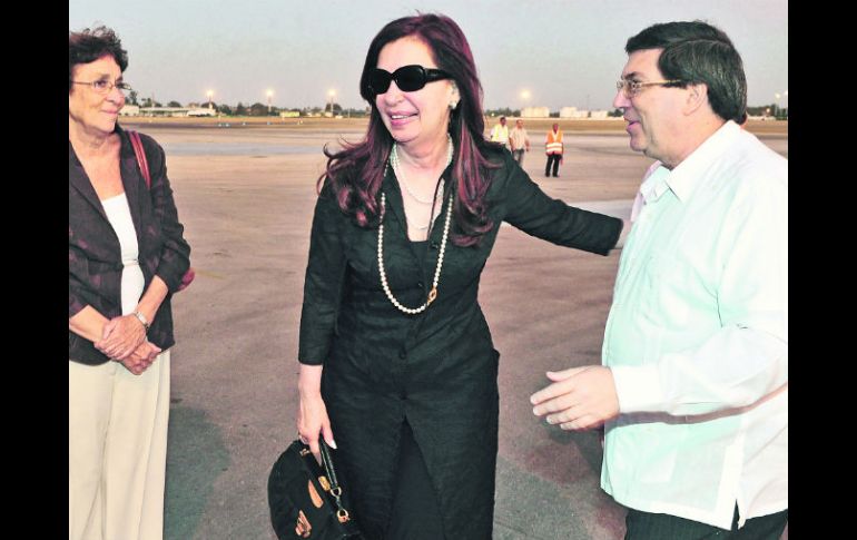 En La Habana. La presidenta argentina Cristina Fernández es recibida por el canciller cubano Bruno Rodríguez. AFP /