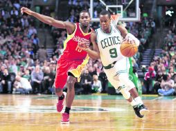 Disputado. Rajon Rondo (9) busca eludir la marca de Toney Douglas. AFP /