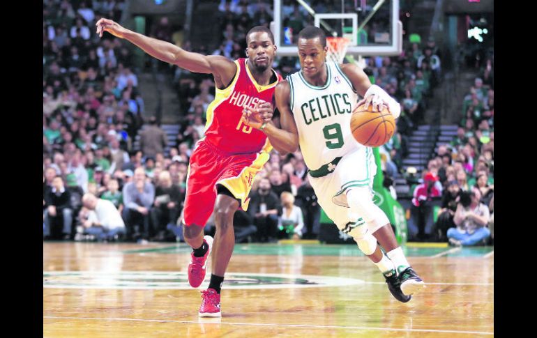 Disputado. Rajon Rondo (9) busca eludir la marca de Toney Douglas. AFP /