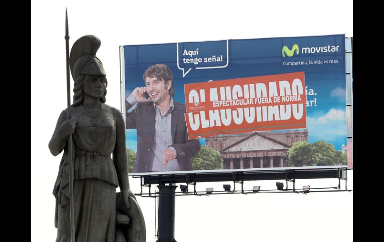 El anuncio de una empresa de telefonía celular localizado frente a la Glorieta Minerva quedó clausurado . EL INFORMADOR /