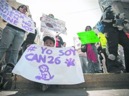 Se manifestaron decenas de personas en el centro de la Ciudad de México para pedir que les entreguen a los 54 perros callejeros. XINHUA /