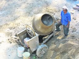 Más trabajo, menos dinero. Los obreros ven impotentes cómo sus ingresos no alcanzan a cubrir las necesidades del hogar. SUN /