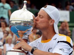 Lleyton Hewitt, de Australia, besa el trofeo después de ganar al argentino, Juan Martín Del Potro. AFP /