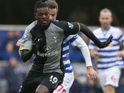 Emmanuel Adebayor, del Tottenham, antes de intentar marcar un tanto contra QPR. EFE /