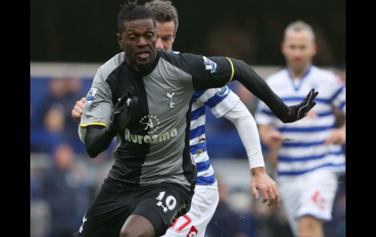 Emmanuel Adebayor, del Tottenham, antes de intentar marcar un tanto contra QPR. EFE /