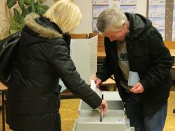 Dos ciudadanos emiten su voto en un centro electoral en Praga. XINHUA /