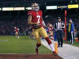 Colin Kaepernick fue el motro de la ofensiva al lograr 438 yardas totales y cuatro anotaciones. REUTERS /