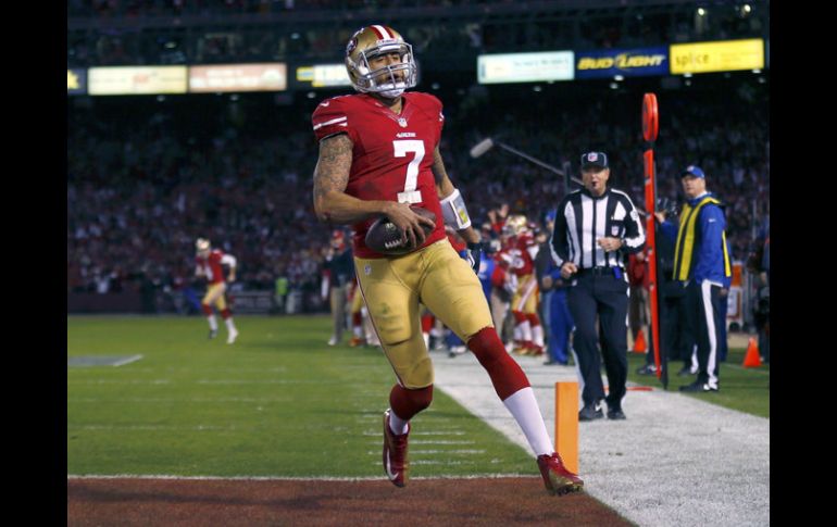 Colin Kaepernick fue el motro de la ofensiva al lograr 438 yardas totales y cuatro anotaciones. REUTERS /