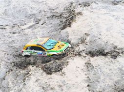 Las lluvias obligaron a recortar una etapa, en la que el brasileño Guilherme Spinelli quedó varado en medio de un río de lodo. AFP /