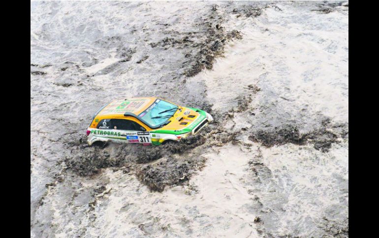 Las lluvias obligaron a recortar una etapa, en la que el brasileño Guilherme Spinelli quedó varado en medio de un río de lodo. AFP /