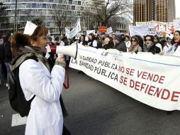 El lema ''la sanidad no se vende, se defiende'' resonó en las calles españolas. EFE /