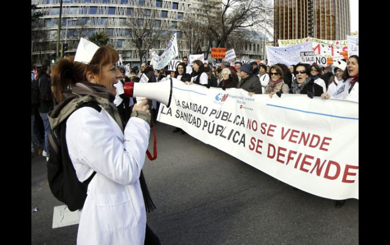 El lema ''la sanidad no se vende, se defiende'' resonó en las calles españolas. EFE /