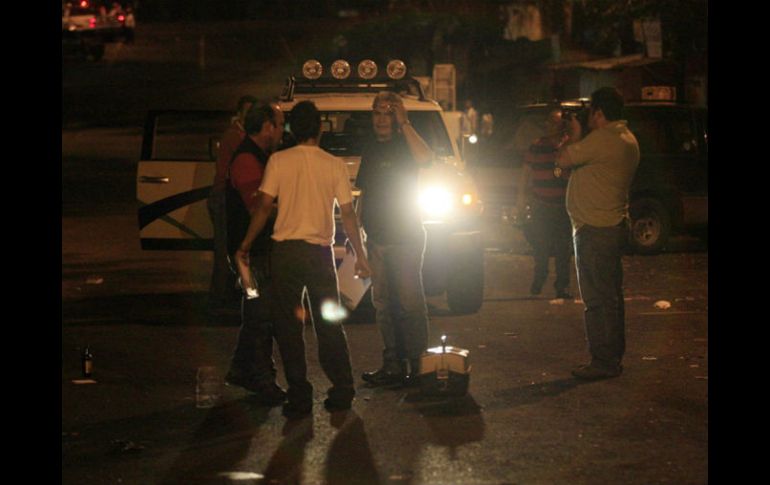 Resultaron dañados por impactos de armas de fuego varios automotores que se localizaban estacionados en el lugar del enfrentamiento. ARCHIVO /