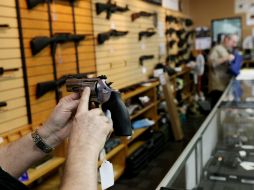 La Casa Blanca podría impedir la venta de armas debido a recientes tiroteos en el país. XINHUA /