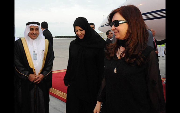 Reciben a Cristina fernández en el Aeropuerto de Abu Dhabi. XINHUA /