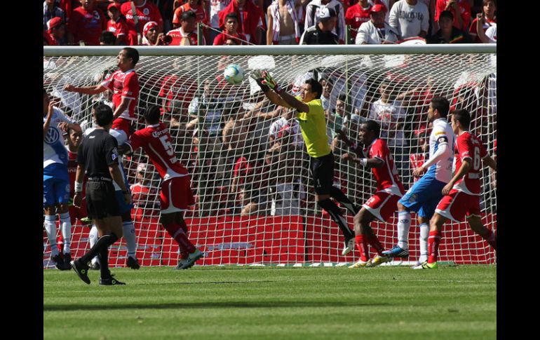 Alfredo Talavera tuvo bastante trabajo en el duelo ante el Puebla. EFE /