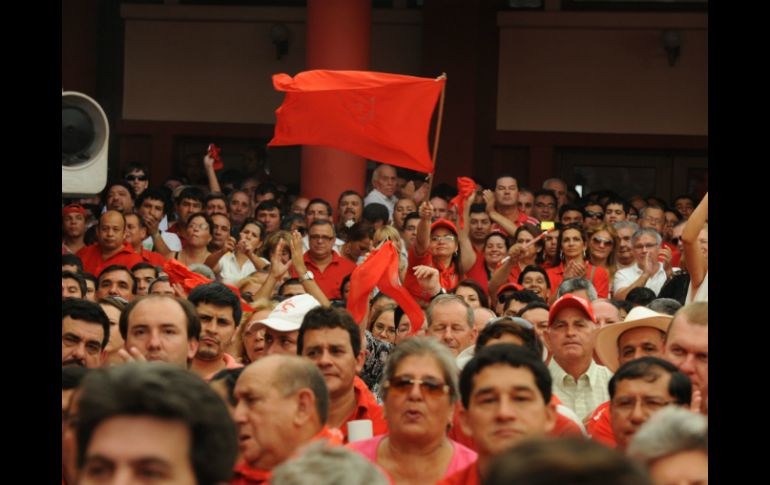 El candidato del Partido Colorado reunió a unos dos mil 500 miembros en la sede partidaria. AFP /