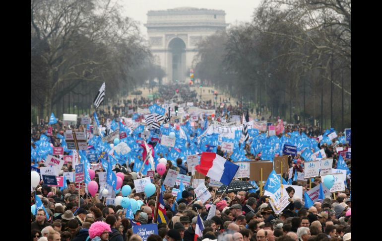 La manifestación congestionó los bulevares mientras los manifestantes caminaban hasta la torre Eiffel. AFP /