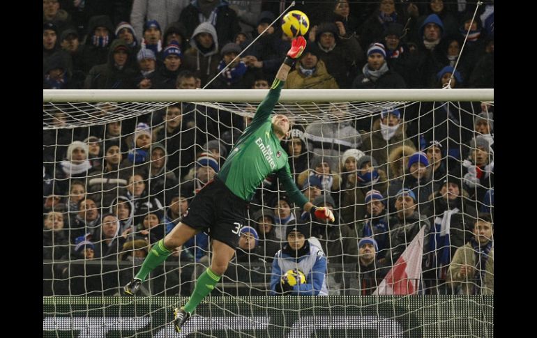 Christian Abbiati desvía un disparo durante el partido ante la Sampdoria. REUTERS /