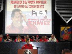 Elías Jaua (c-abajo) encabezó una asamblea en solidaridad con el presidente Hugo Chávez. XINHUA /