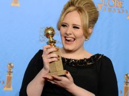 Adele dedicó el premio a la producción de ''Skyfall'', a su esposo y a su hijo. AP /