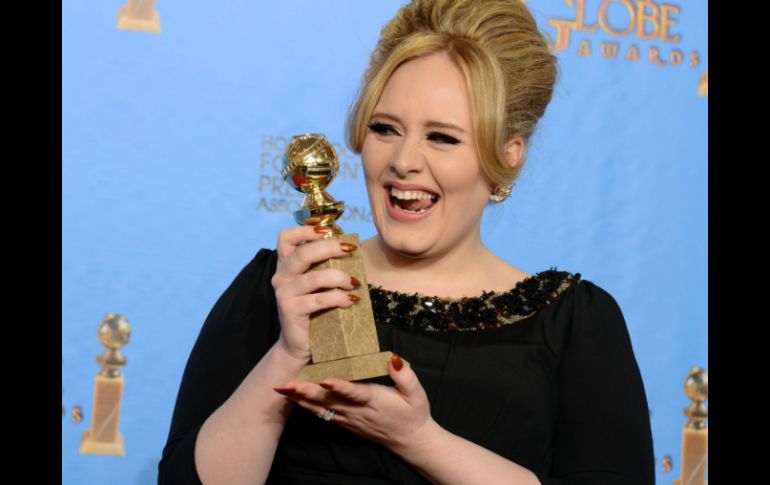 Adele dedicó el premio a la producción de ''Skyfall'', a su esposo y a su hijo. AP /