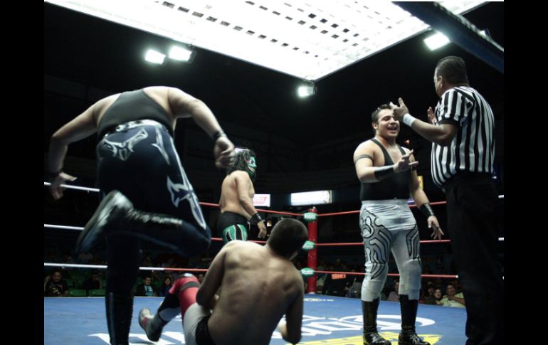 Lucha en relevos sencillos del domingo familiar de la Arena Coliseo de Occidente. ARCHIVO /