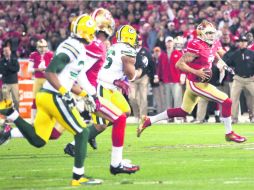 Atrápenlo. Colin Kaepernick acarrea el balón rumbo a un touchdown de 56 yardas, durante el juego en el Candlestick Park. AP /