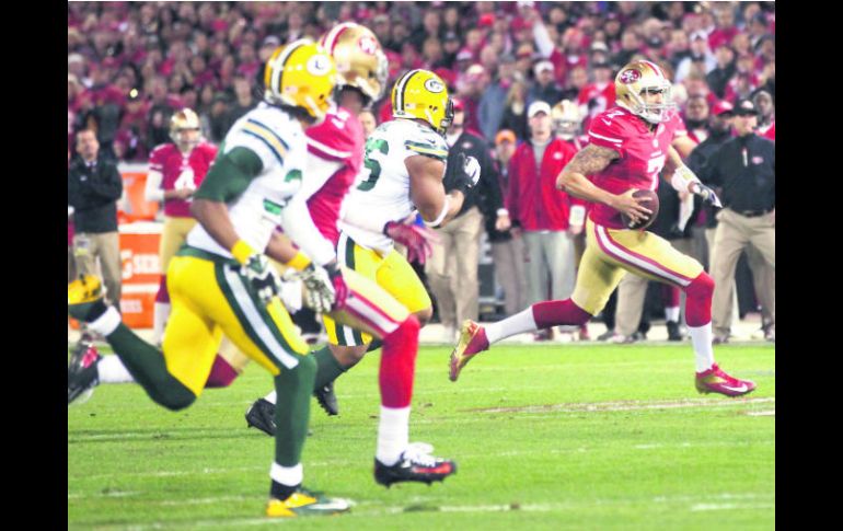 Atrápenlo. Colin Kaepernick acarrea el balón rumbo a un touchdown de 56 yardas, durante el juego en el Candlestick Park. AP /