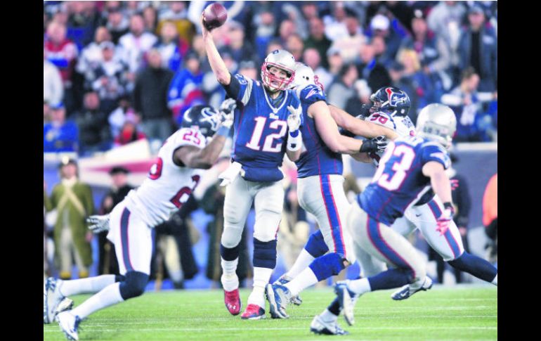 Hombre récord. Tom Brady, que comanda a los Patriotas de Nueva Inglaterra, llegó a 17 victorias en partidos de postemporada. REUTERS /