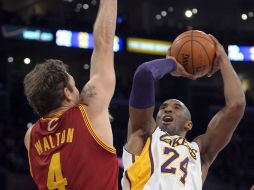 Kobe Bryant de Los Lakers hace un tiro detrás del defensa Luke Walton de Cleveland. AP /