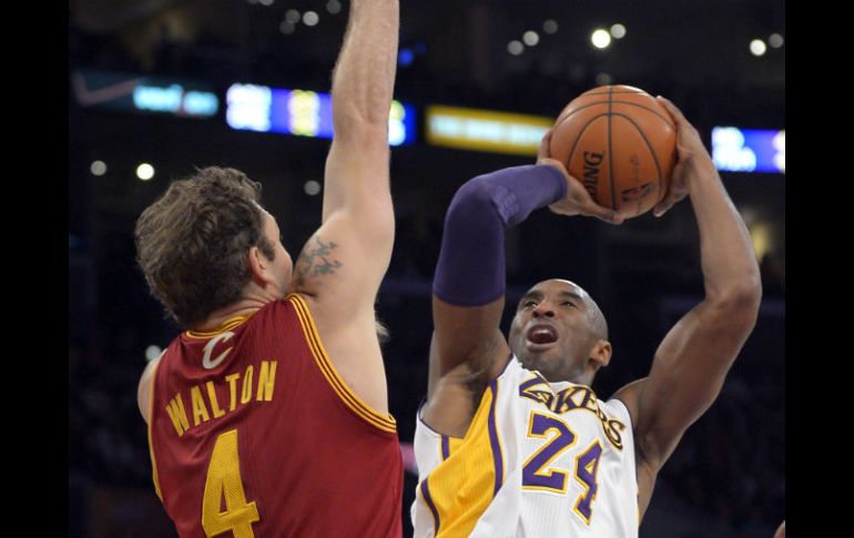 Kobe Bryant de Los Lakers hace un tiro detrás del defensa Luke Walton de Cleveland. AP /