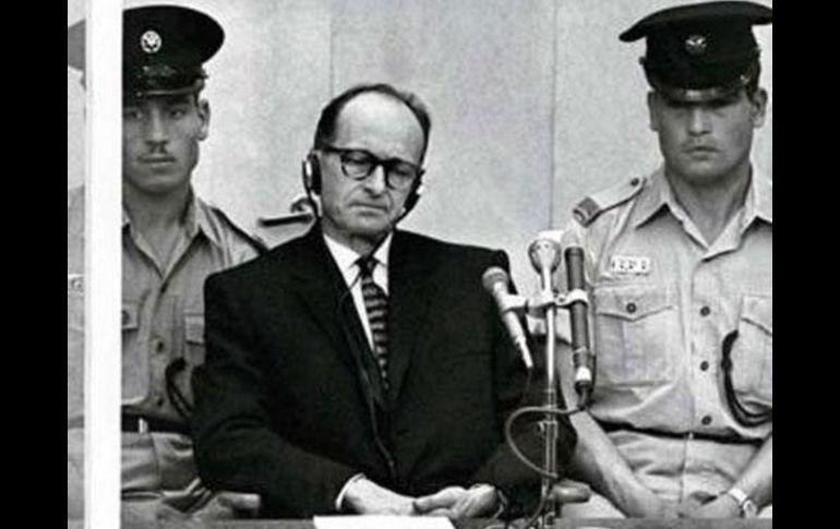 Juicio a Adolf Eichmann: aquí, responde algunas preguntas desde su ''jaula de cristal''. ARCHIVO /