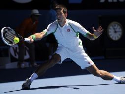 Novak Djokovic regresa un golpe a su contrincante francés en Melbourne. AP /