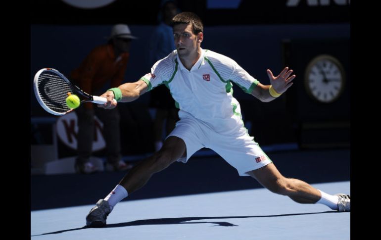 Novak Djokovic regresa un golpe a su contrincante francés en Melbourne. AP /