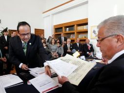 El Dr. Héctor Raúl Pérez Gómez entrega los documentos para contender como precandidato a la rectoría de la UdeG.  /