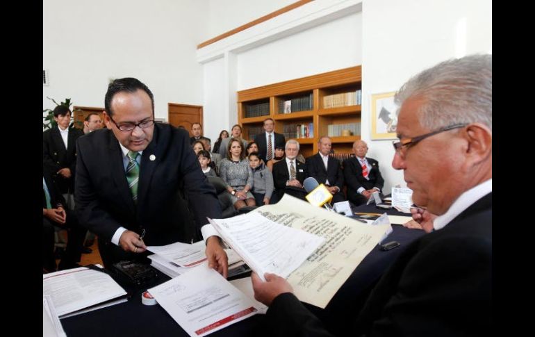 El Dr. Héctor Raúl Pérez Gómez entrega los documentos para contender como precandidato a la rectoría de la UdeG.  /