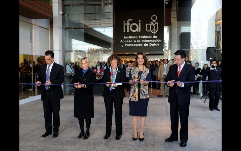 La comisionada presidenta del IFAI, Jacqueline Peschard, encabeza la inauguración de la nueva sede del Instituto. NTX /