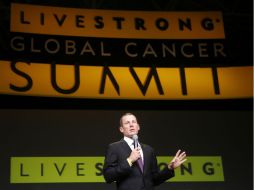 Lance Armstrong se disculpó durante la sesión de apertura de la cumbre de Livestrong. AP /