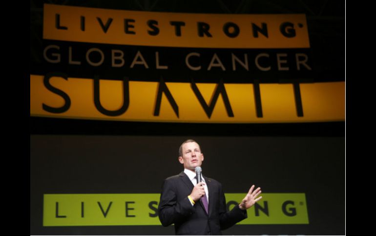 Lance Armstrong se disculpó durante la sesión de apertura de la cumbre de Livestrong. AP /