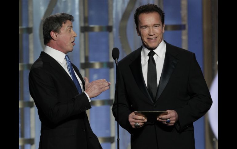 Schwarzenegger con Sylvester Stallone durante los Globos de Oro 2013. REUTERS /