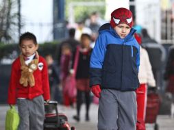 El programa se aplica durante esta época invernal, e inició en escuelas del polígono de alta fragilidad ambiental. ARCHIVO /