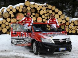 Massa (d) y Alonso posan a su llegada al Wroom. REUTERS /