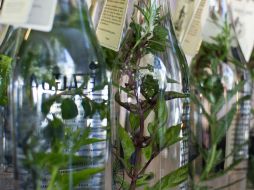 El agua es embotellada con plantas aromáticas AFP /