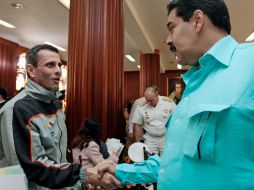 El líder de la oposición venezolana, Henrique Capriles (i), estimó que si Maduro firmó, lo haría en condición de presidente encargado. AFP /