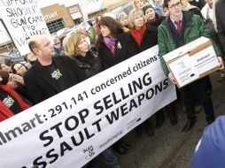 Una manifestación frente al Wal-Mart cercano a Newtown, Connecticut. REUTERS /