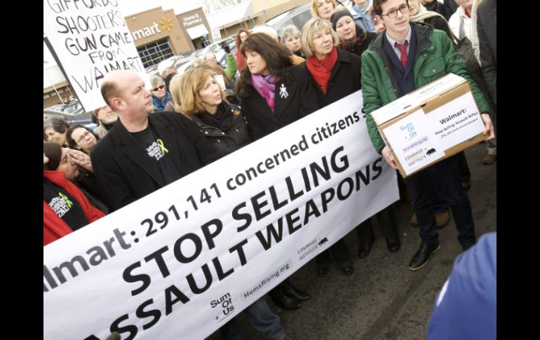 Una manifestación frente al Wal-Mart cercano a Newtown, Connecticut. REUTERS /