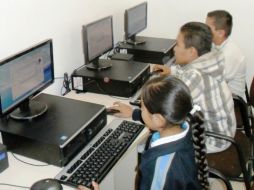 El aula de medios ''Fundadores'' está equipada con 18 computadoras y equipo audiovisual.  /