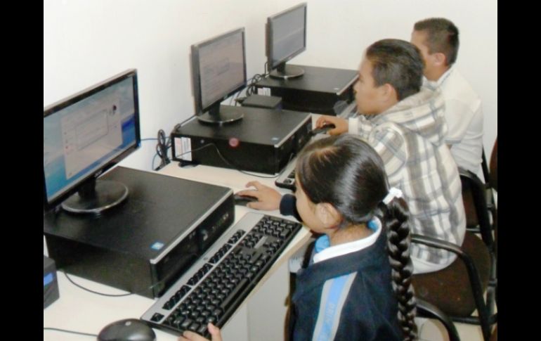 El aula de medios ''Fundadores'' está equipada con 18 computadoras y equipo audiovisual.  /