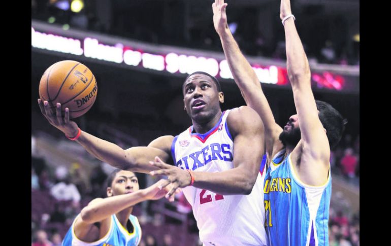 Esfuerzo. Thaddeus Young intenta colarse hacia la canasta, eludiendo la marca de Greivis Vasquez (der.) y Anthony Davis. AP /